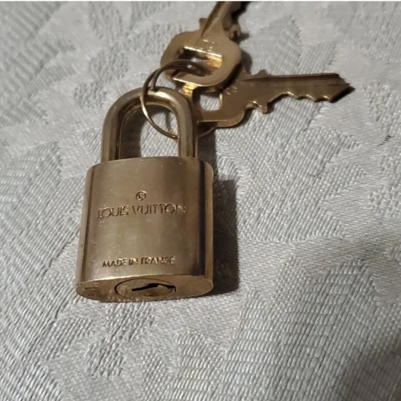 Louis Vuitton padlock with key set - Picture 3 of 4